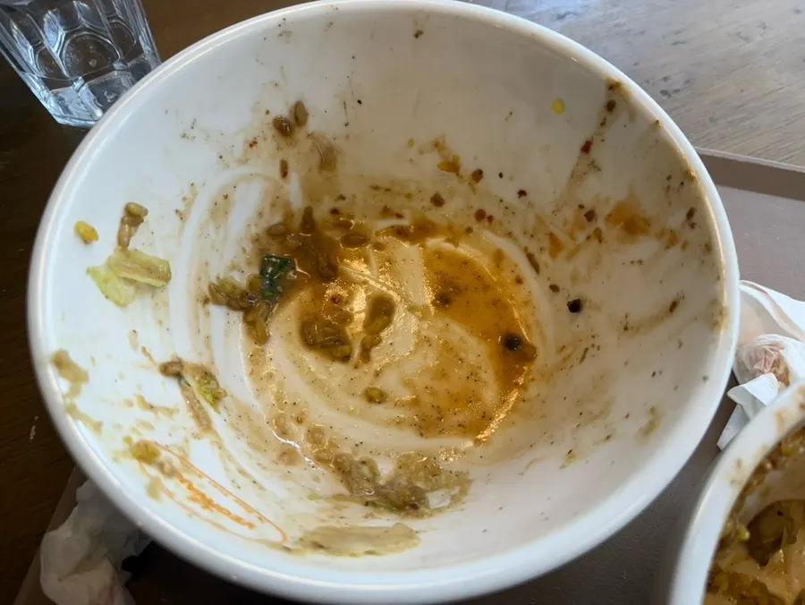 다 비운 포케 그릇