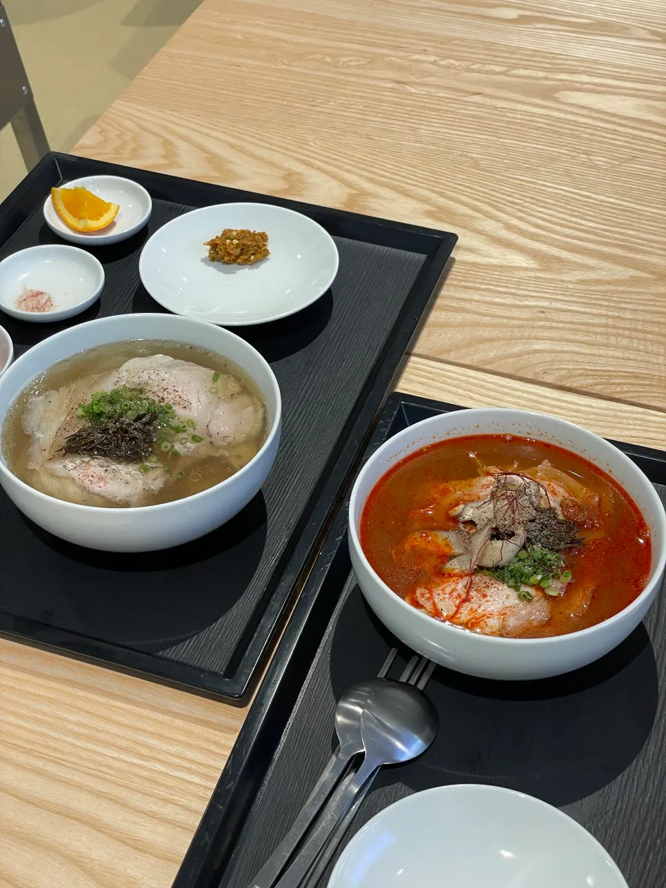 Clear gomtang and spicy gomtang set arrangement