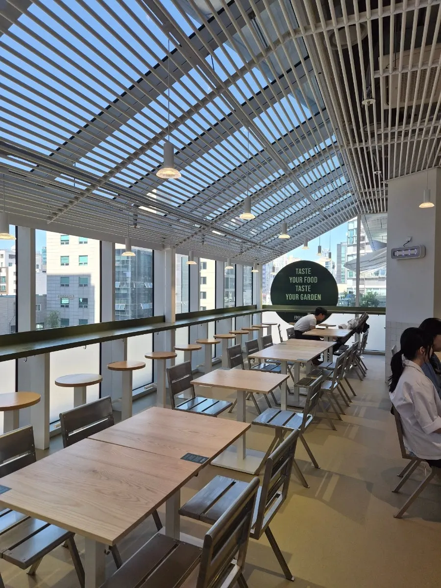 4층 통창 너머로 보이는 성수동 풍경