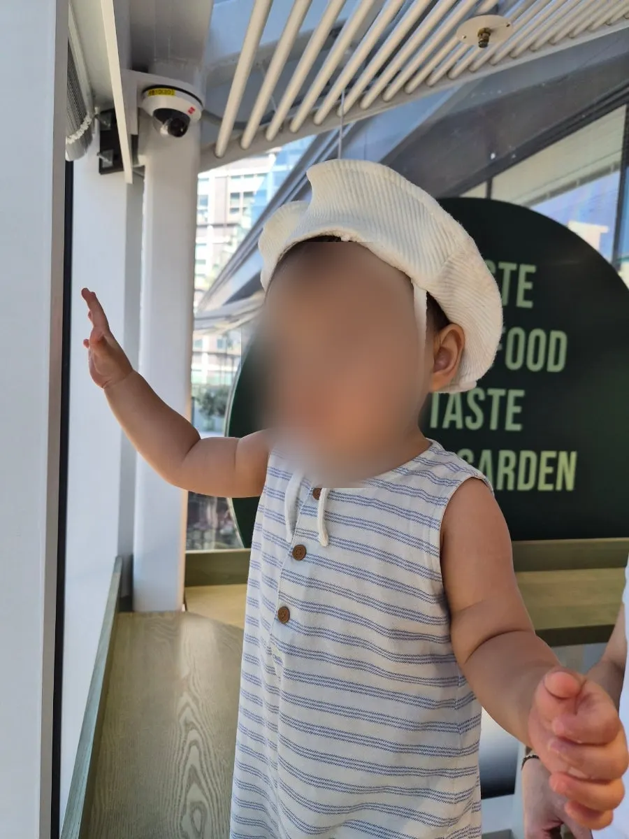 통창 앞 식사 자리 분위기