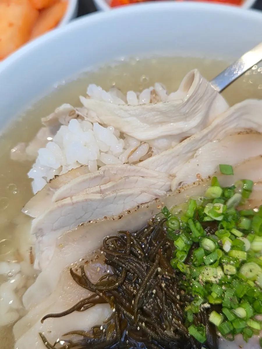 보리밥이 섞인 공깃밥