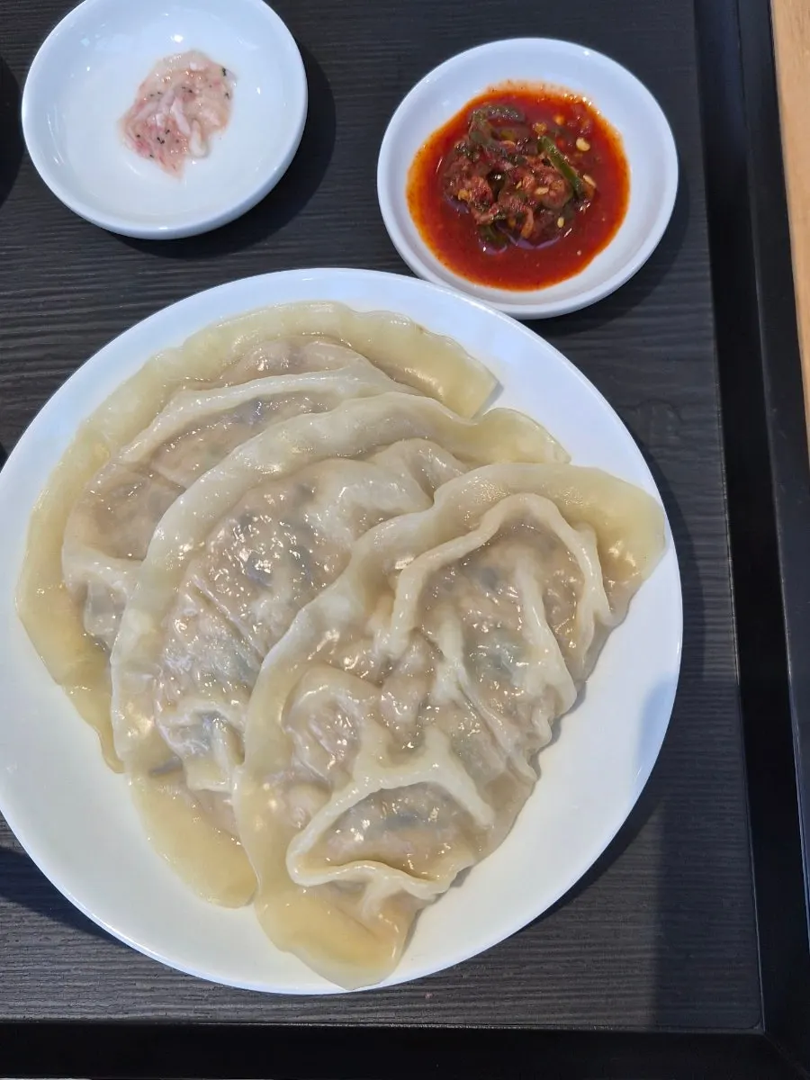 3개 구성으로 나온 미나리 톳 왕만두
