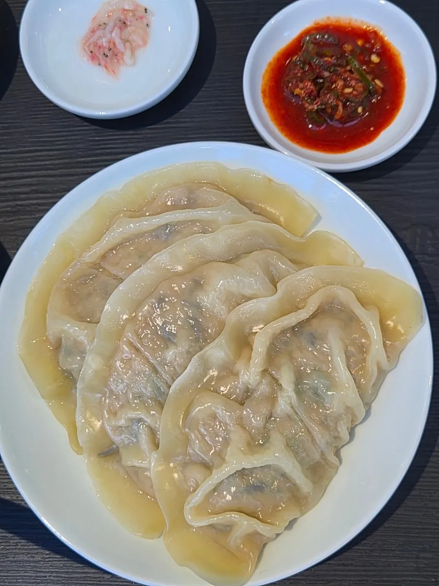 반으로 가른 미나리 톳 왕만두 속
