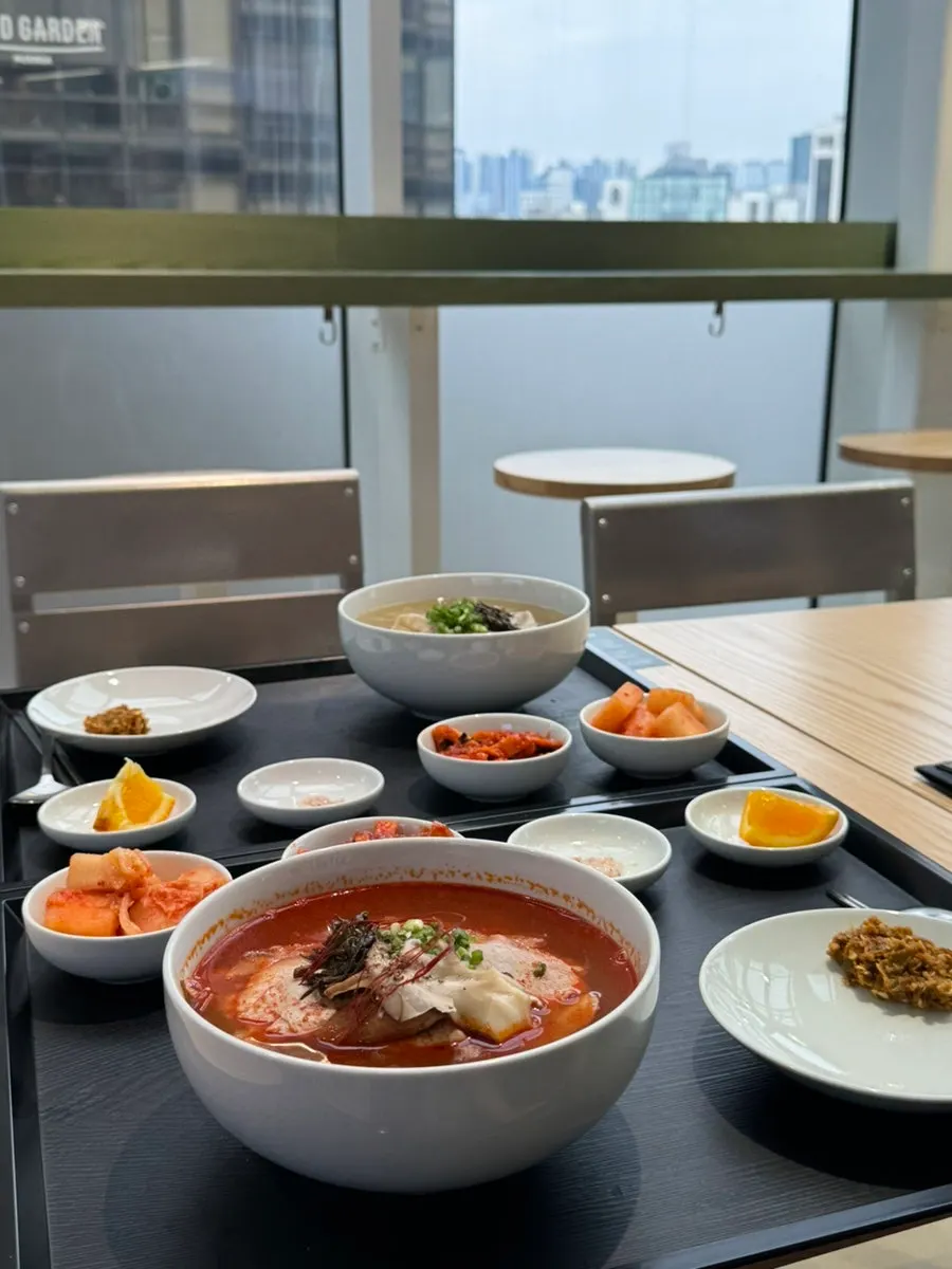자리에 앉아 바라본 푸드가든 전경