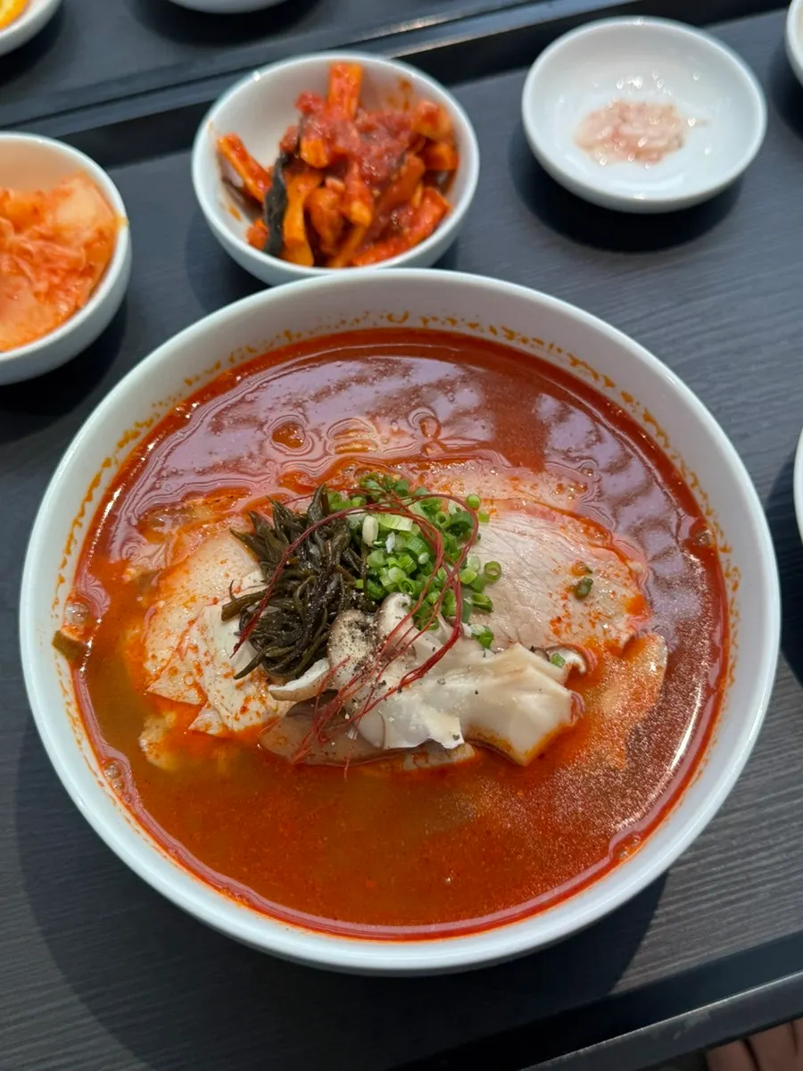 얼큰 공탕 국물 클로즈업