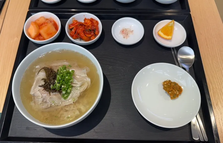 맑은 공탕과 고기, 고추다진소스 흰접시