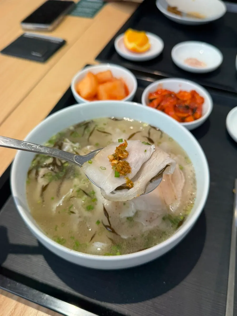 고추다진소스를 얹은 맑은 공탕 고기