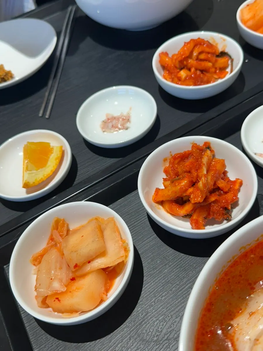 Clear Gomtang with meat and chili seeds