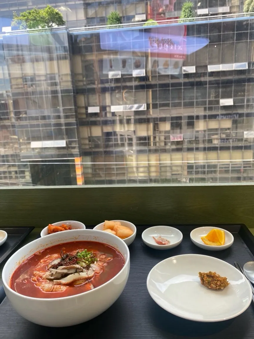 맑은공탕과 얼큰공탕 정식 상차림