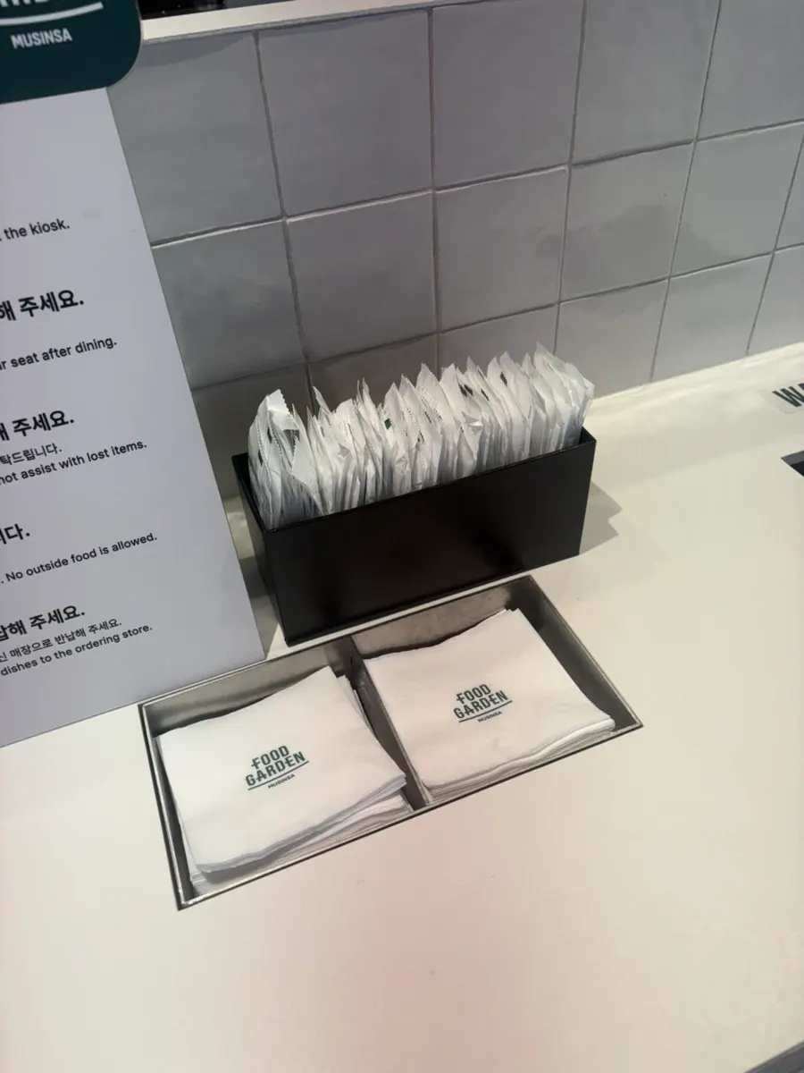 식기 반납대와 쓰레기통