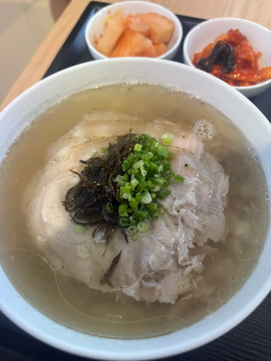 밥이 말아져 나온 맑은공탕 한 그릇