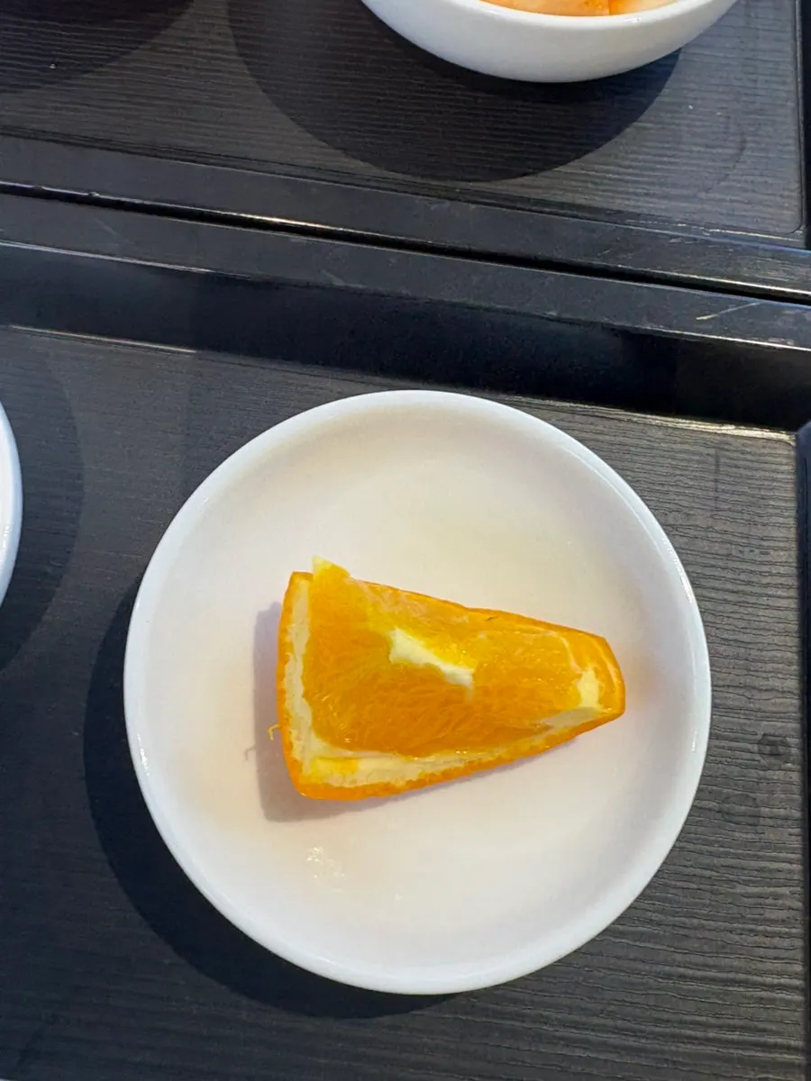 후식으로 나온 오렌지