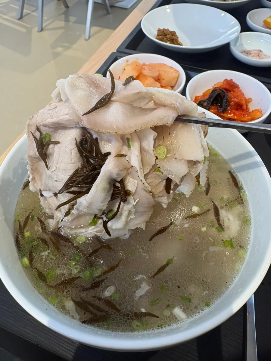맑은공탕 속 부드러운 돼지고기