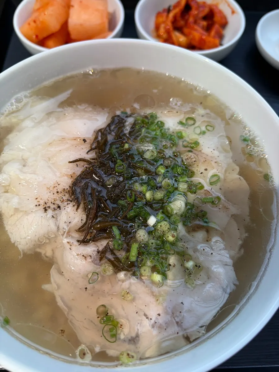 Clear pork gomtang with its side dishes