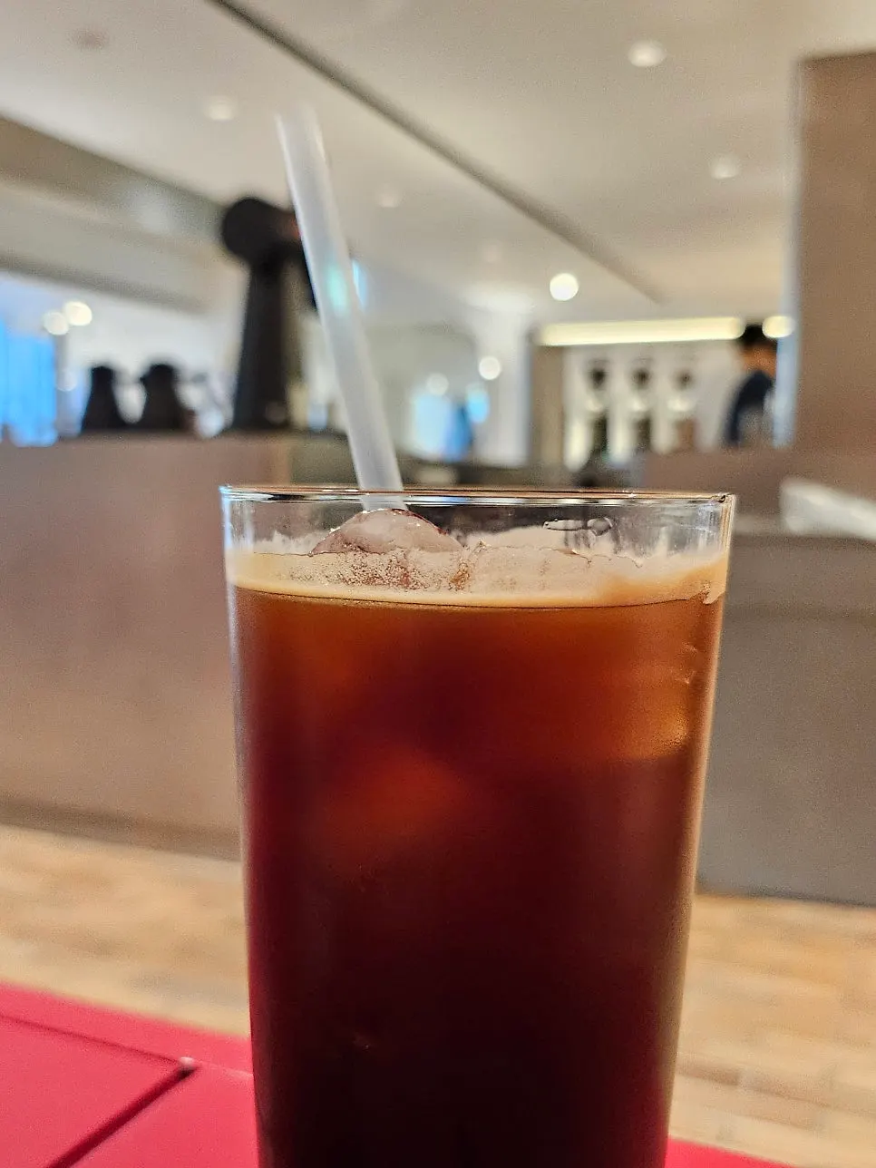맑은 색의 티 커피 아이스아메리카노