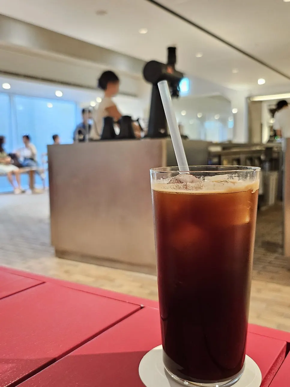 테이블 위 티 커피 아이스아메리카노