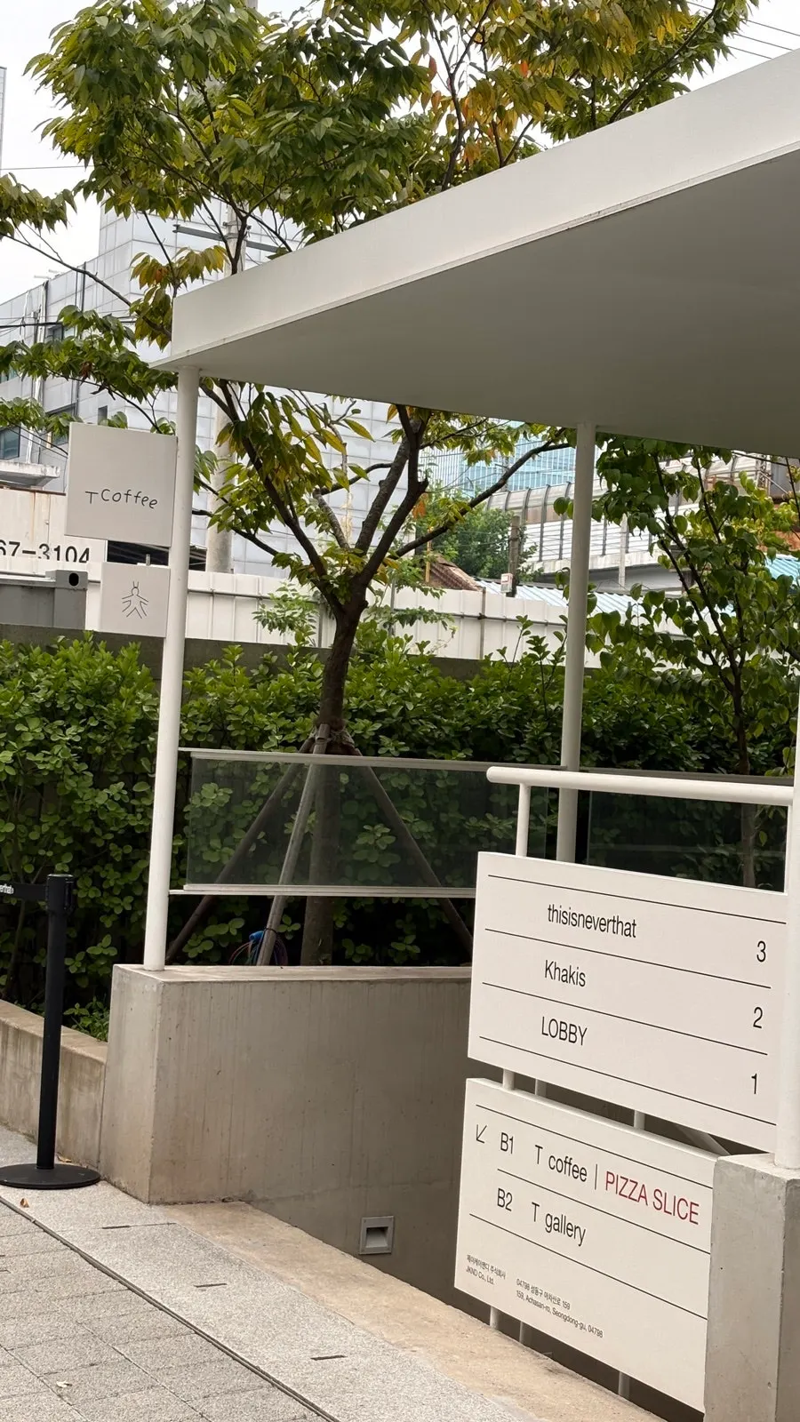 티 커피 지하 1층 입구 쪽 풍경