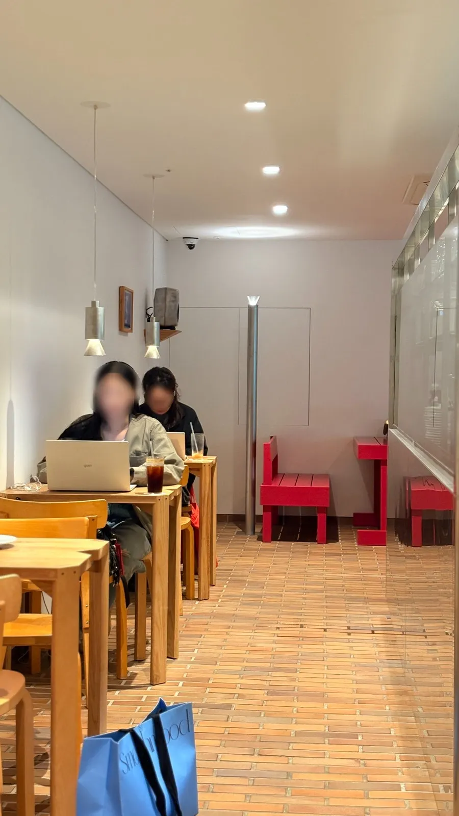 티 커피 벤치 좌석과 차분한 실내 분위기