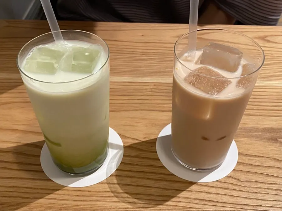 티 커피 음료 두 잔이 놓인 테이블