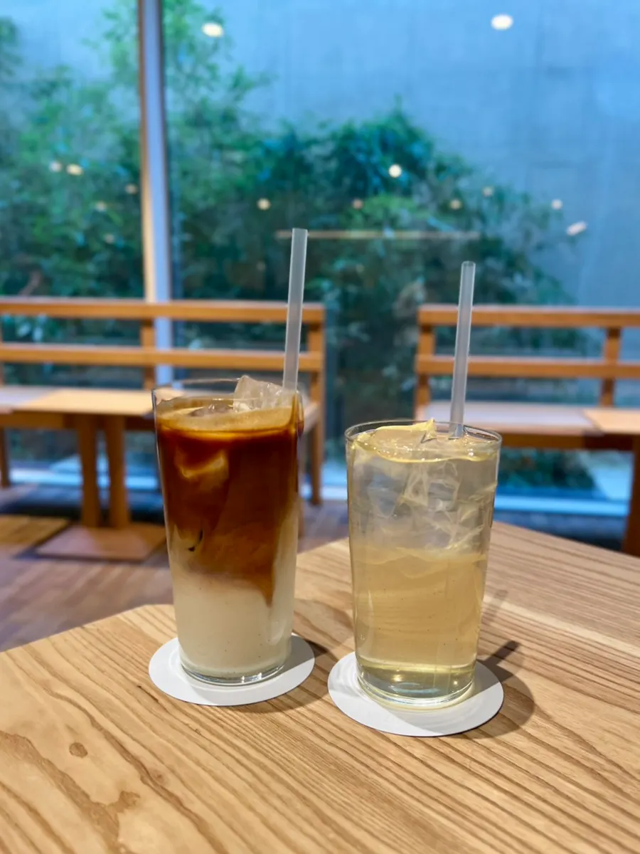 음료와 함께 책 읽기 좋은 티 커피 자리