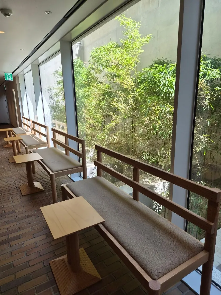 햇빛이 들어오는 티 커피 지하 공간