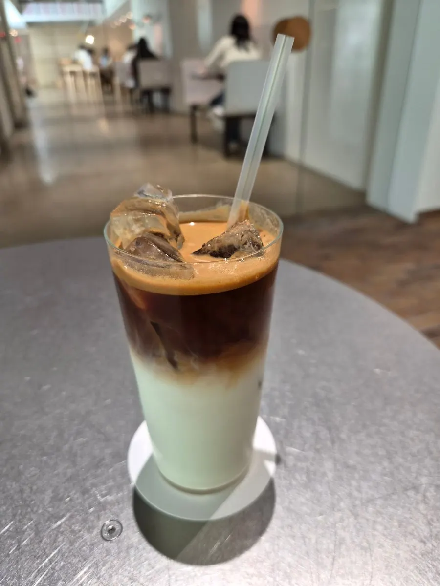 자리로 서브된 민트라떼