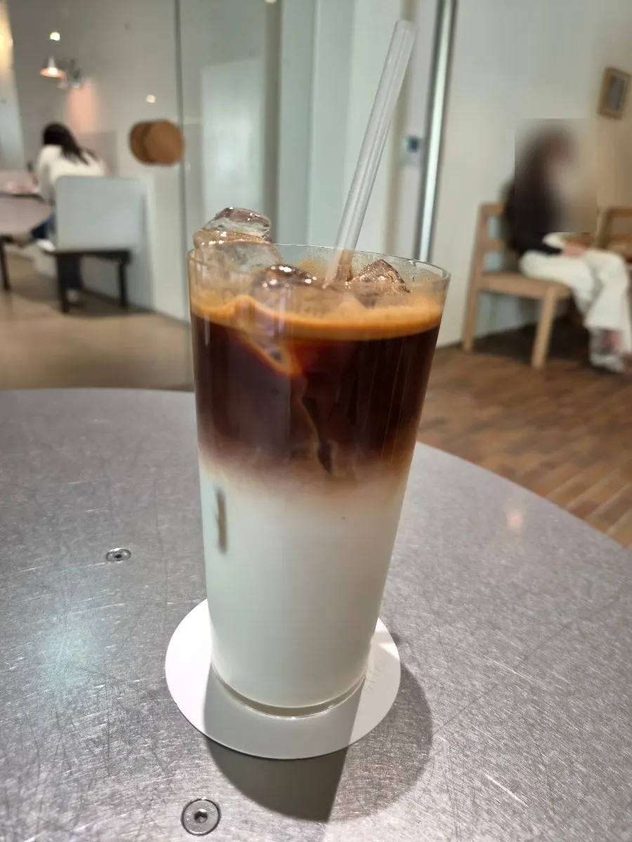커피층과 우유층이 나뉜 민트라떼