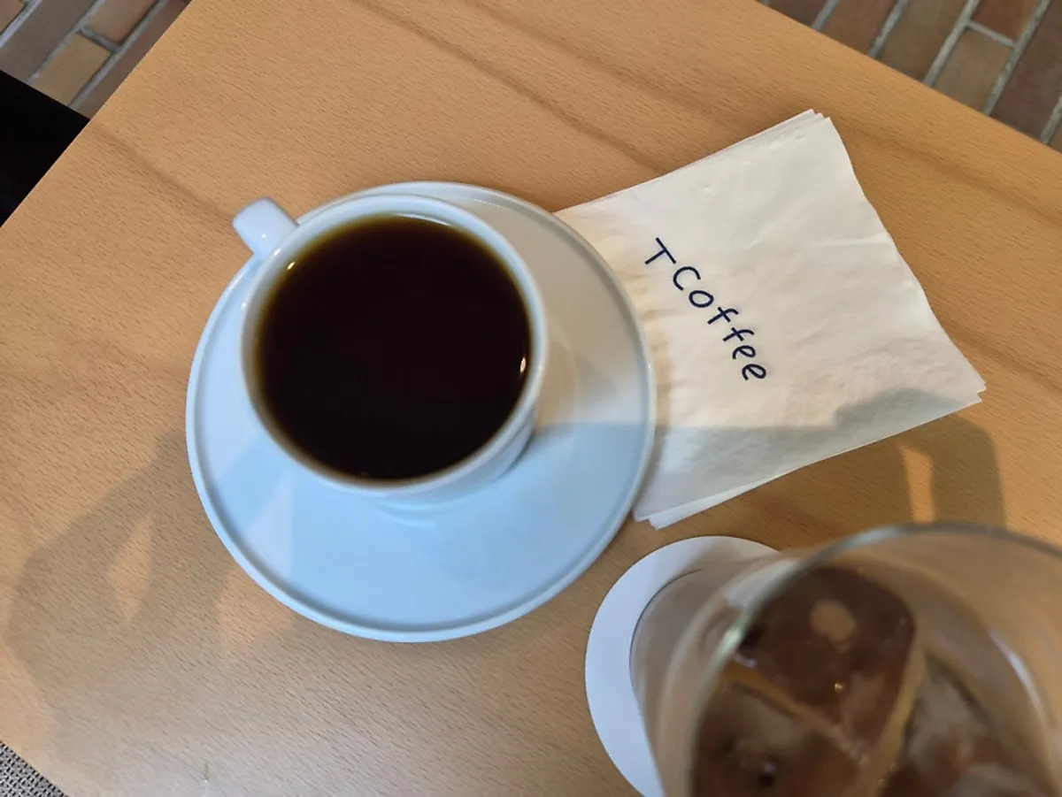 티 커피 민트라떼와 핸드드립 커피 두 잔