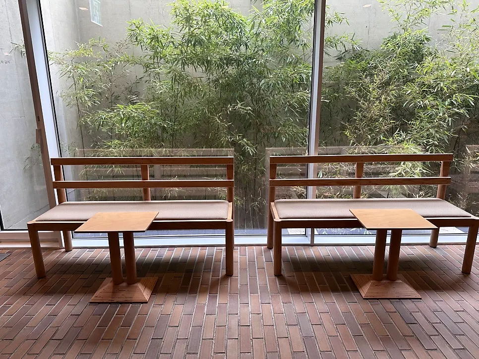나무뷰가 보이는 티 커피 창가 공간