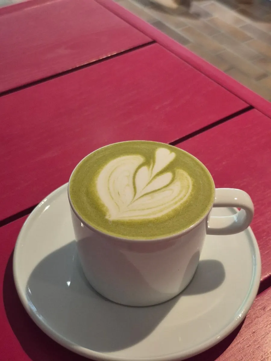 温かい抹茶ラテ一杯