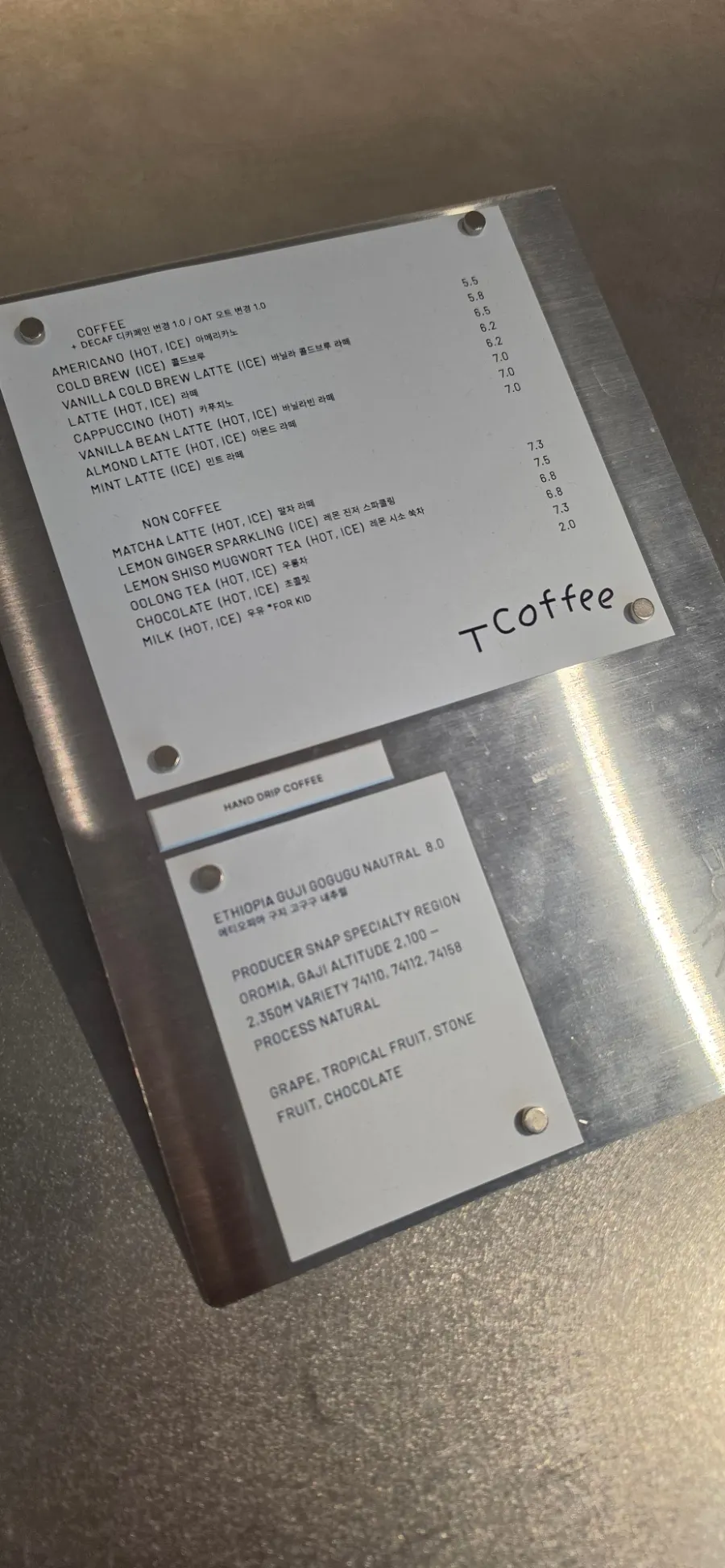성수 티 커피의 차분한 실내 분위기