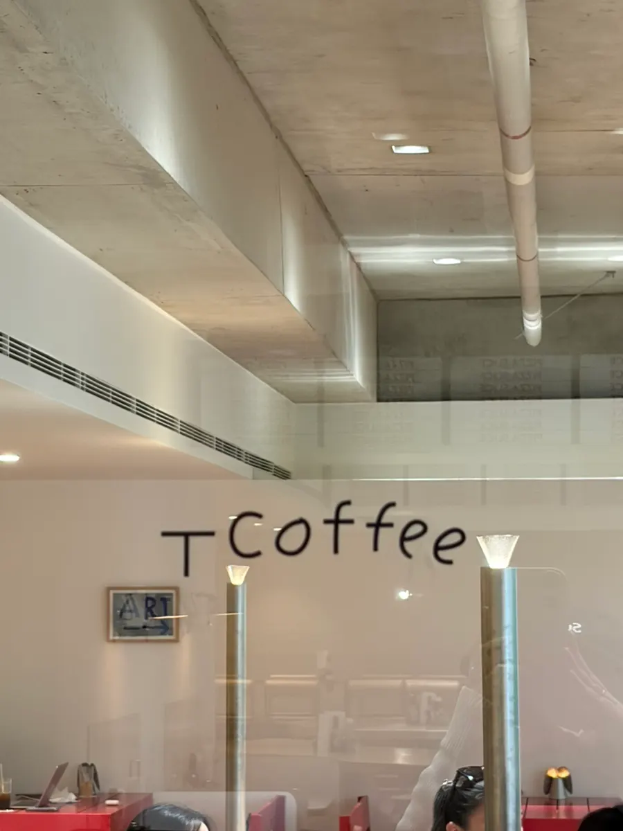 티 커피 유리창에 적힌 T coffee 글씨