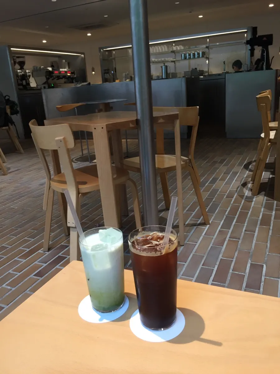 공간이 나뉘어진 티 커피 테이블 배치