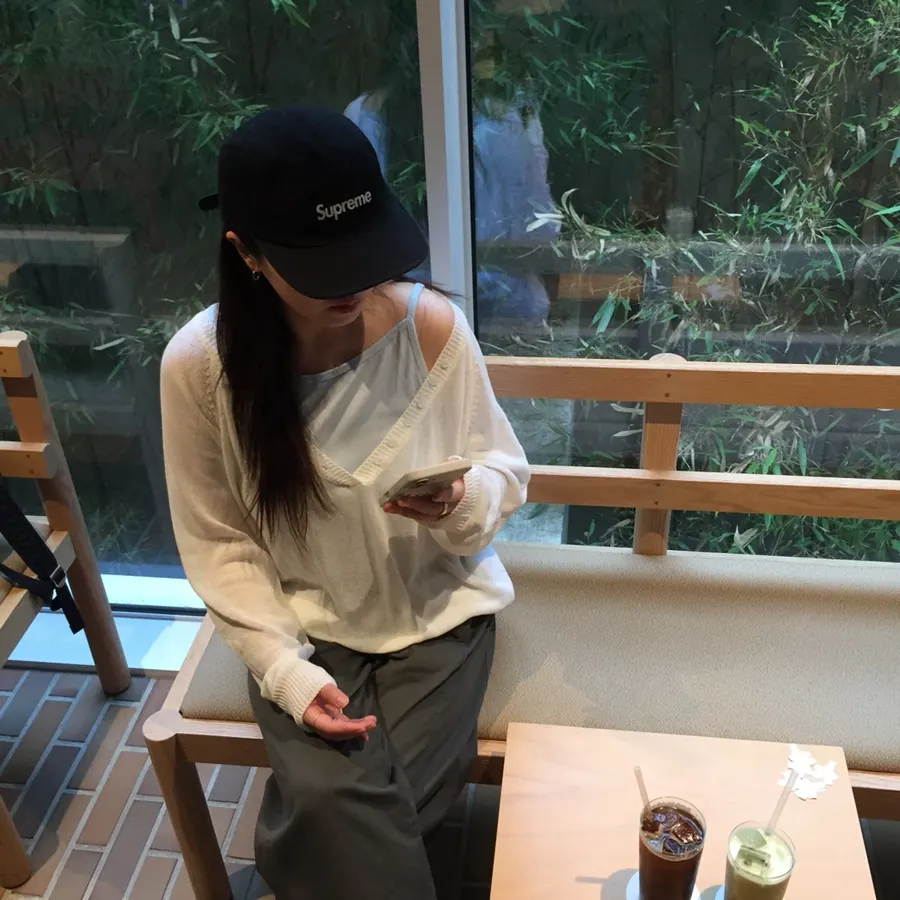 티 커피 테이블 위 음료 클로즈업