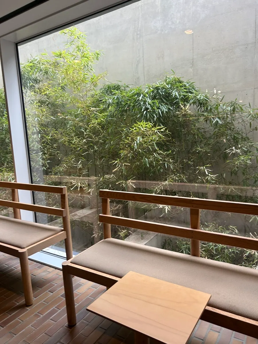 차분한 조명의 티 커피 좌석