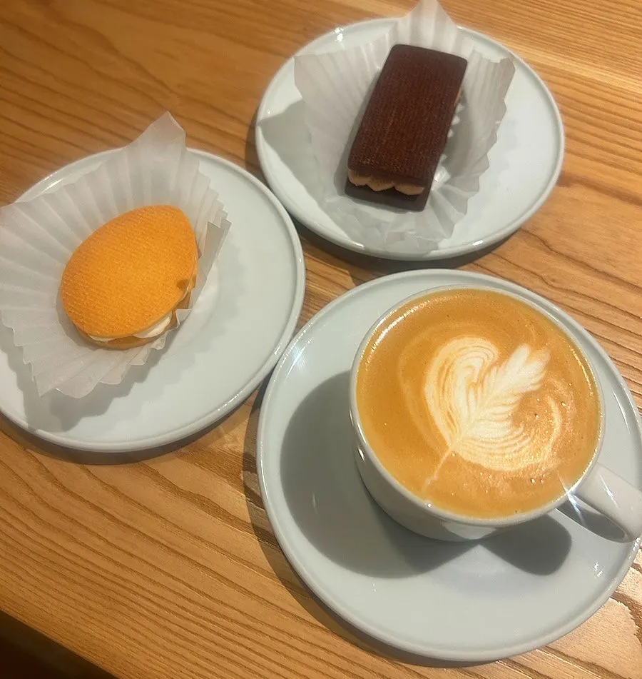 하트 라떼아트가 올려진 따뜻한 카페라떼