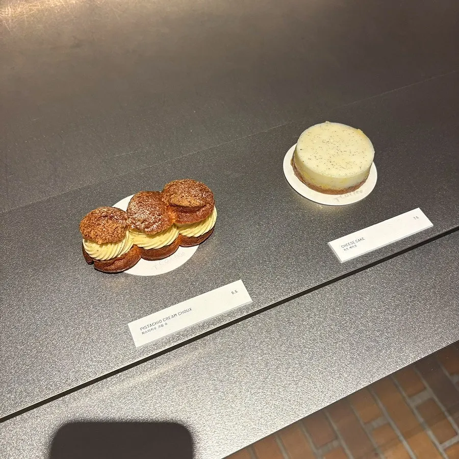 진열된 티커피 디저트 모형