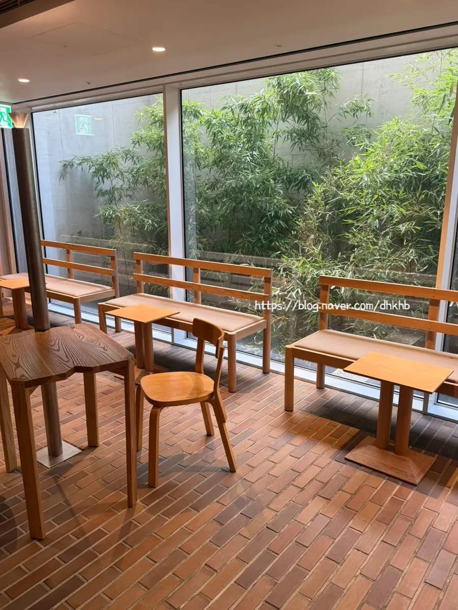 Stairway view of Seongsu's T Coffee, taken while coming up from the basement