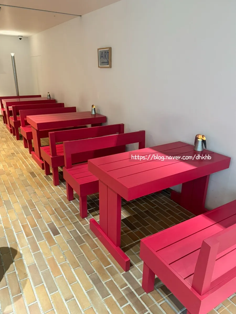 Table with a red accent in the back area of T Coffee