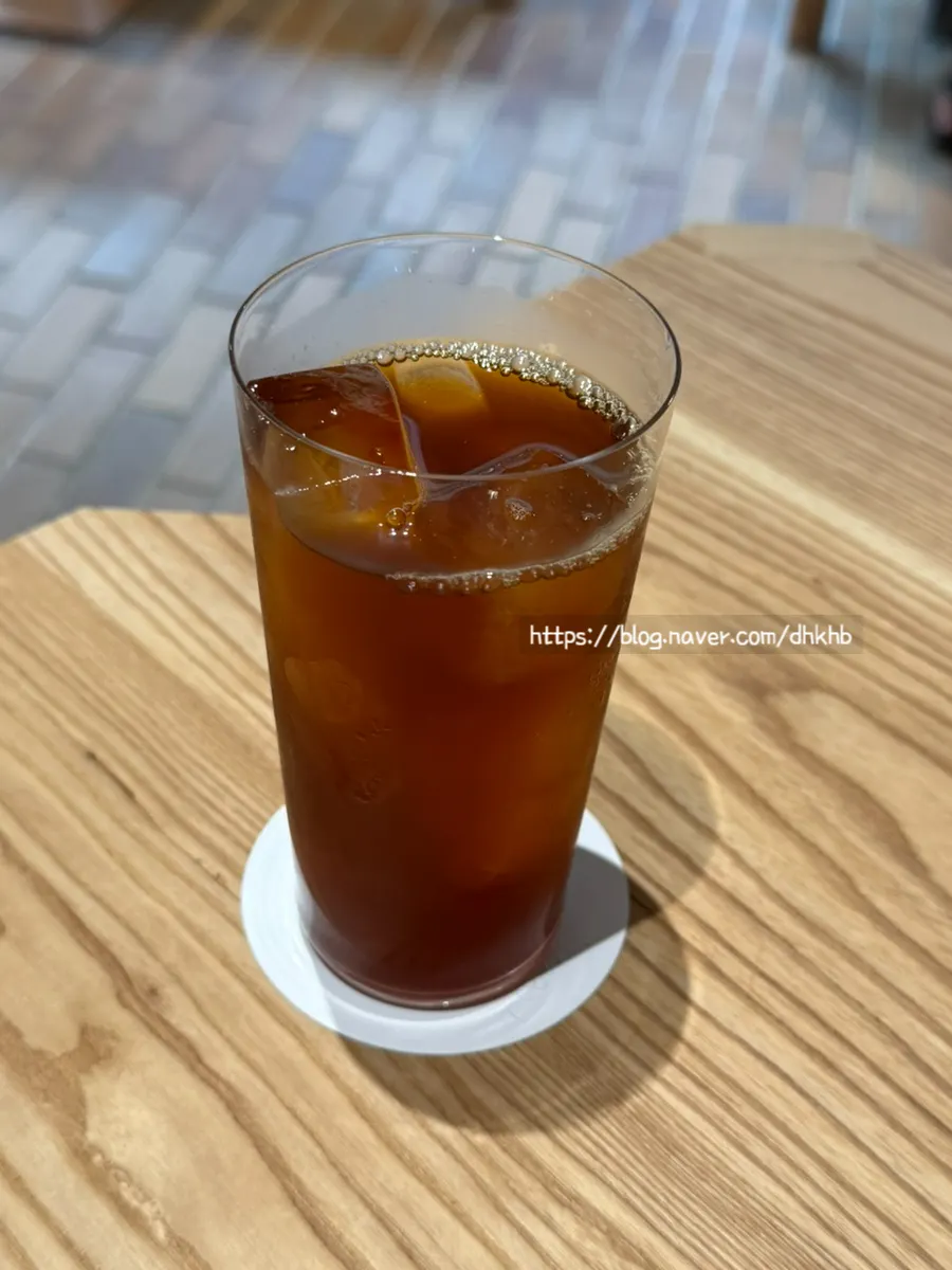 Color comparison between the hand-drip and the iced americano
