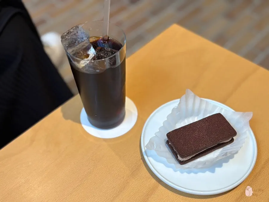 콜드브루와 초콜릿 샌드쿠키 서빙