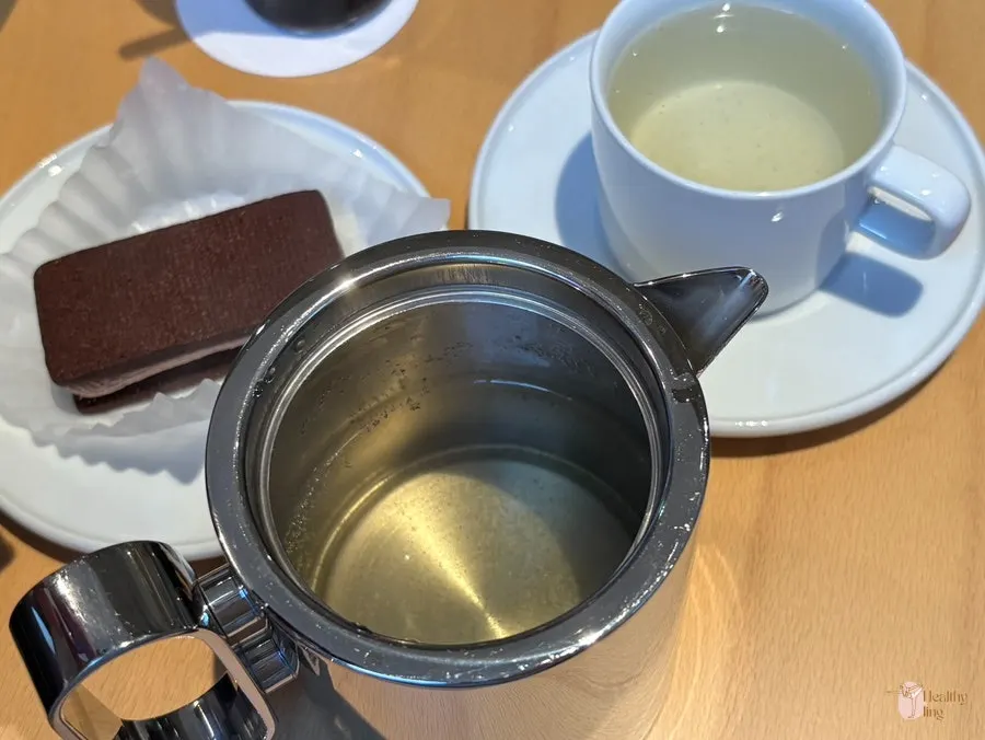 따뜻한 차와 대나무가 보이는 자리