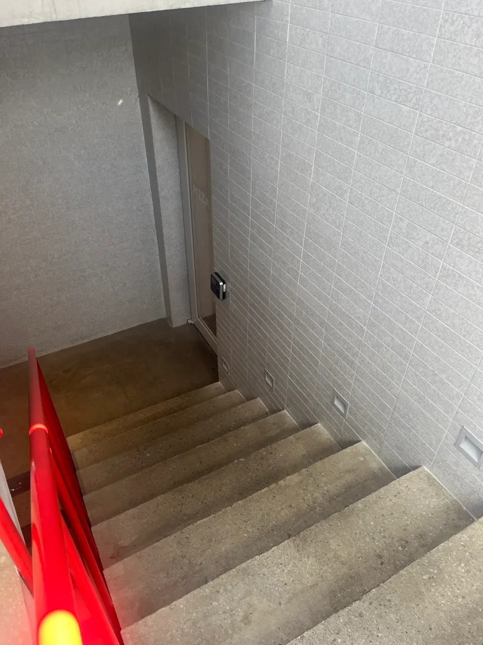 계단 아래 피자가게를 지나는 통로