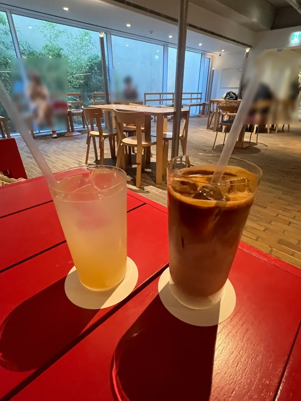 음료 두 잔이 놓인 테이블
