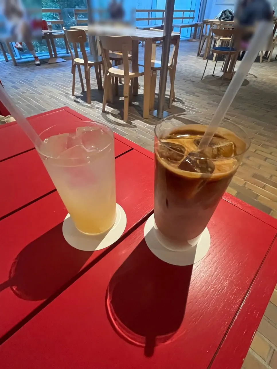 조용한 티 커피 내부 분위기
