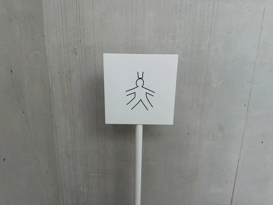 티 커피 차분한 실내 전경