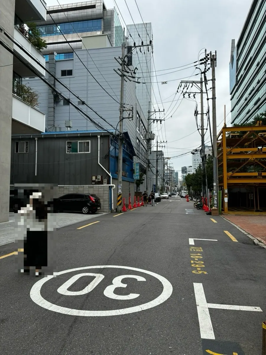 티커피 위치와 주차 안내 사진