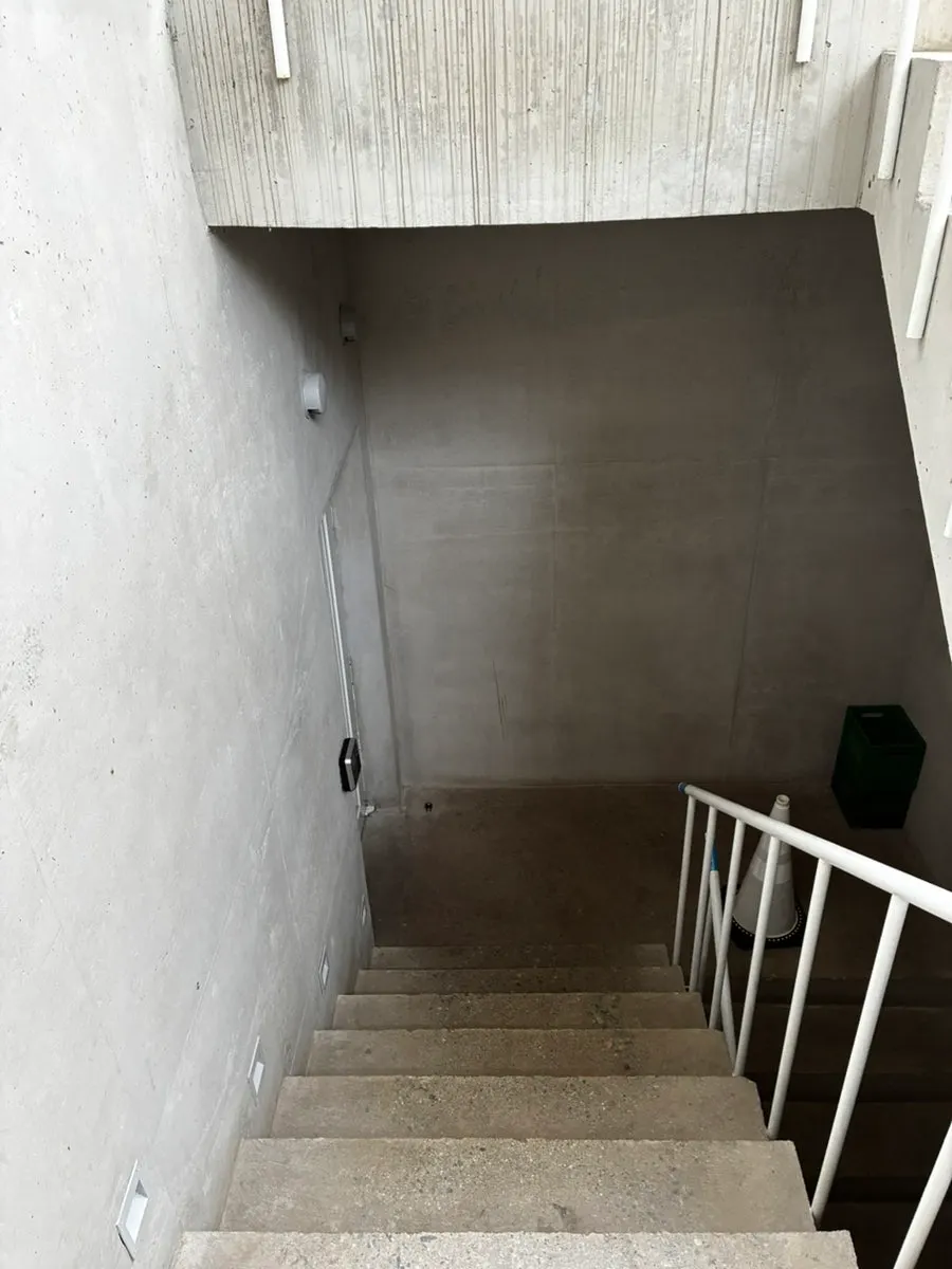 티커피 간판과 매장 입구