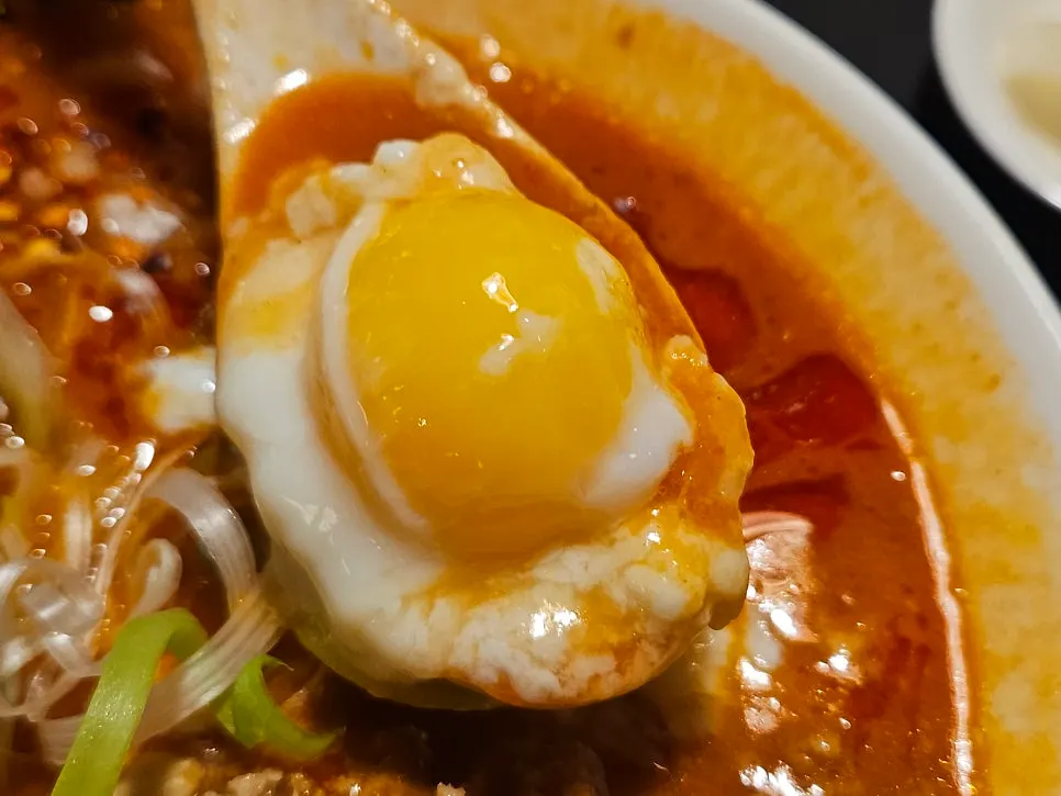 铺有肉末和韩牛炸排的拉面