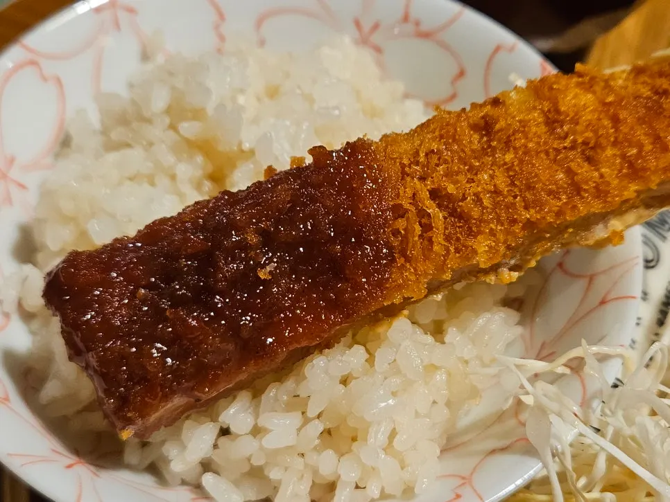 盛着酥脆炸猪排的定食